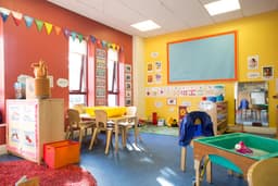 Giraffe Childcare Adamstown logo