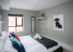 University Road 1 Spacious & Modern + Central Location|Couples Break logo