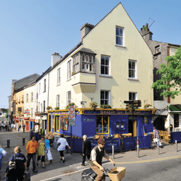 Tigh Neachtain logo