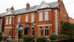 Maples House Hotel logo