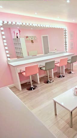 Me So Pretty - Make Up & Beauty Studio logo