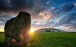 Brú na Bóinne Visitor Centre Newgrange and Knowth logo
