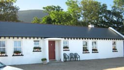 Mia's Traditional Holiday Cottage logo