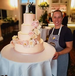 Eve's Cakes logo
