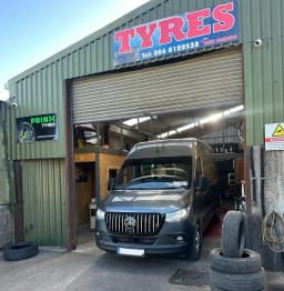 Max Tyres Garage logo