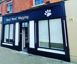 Woof Woof Wagging logo