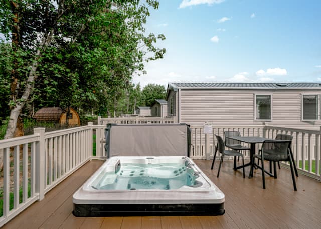 Redwood Lodge Hot Tub