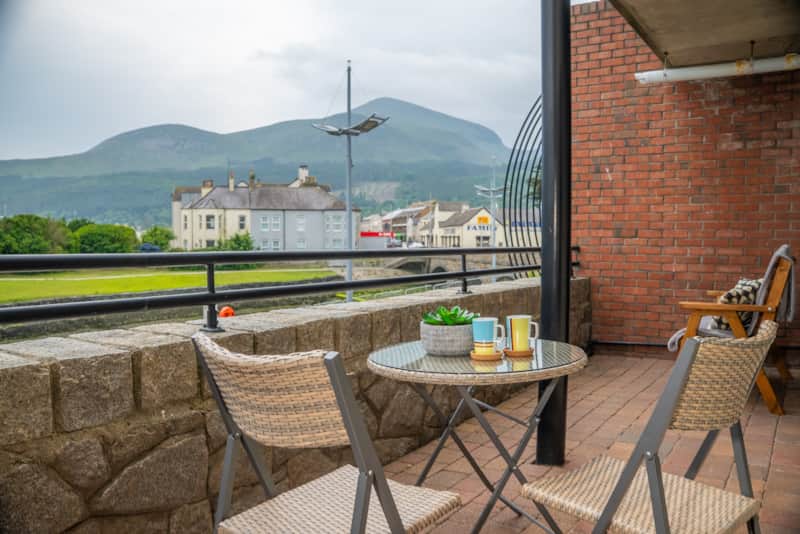 NIapartments Coastal retreat with Mountain views