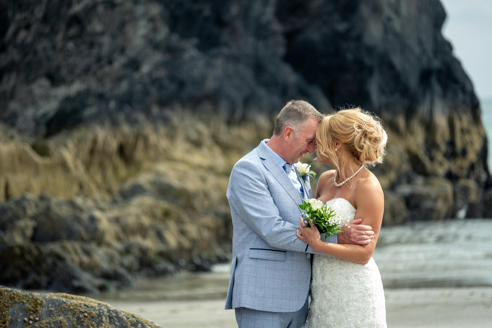 New Ray Photo (Wedding photographer, Portrait Photographer) logo