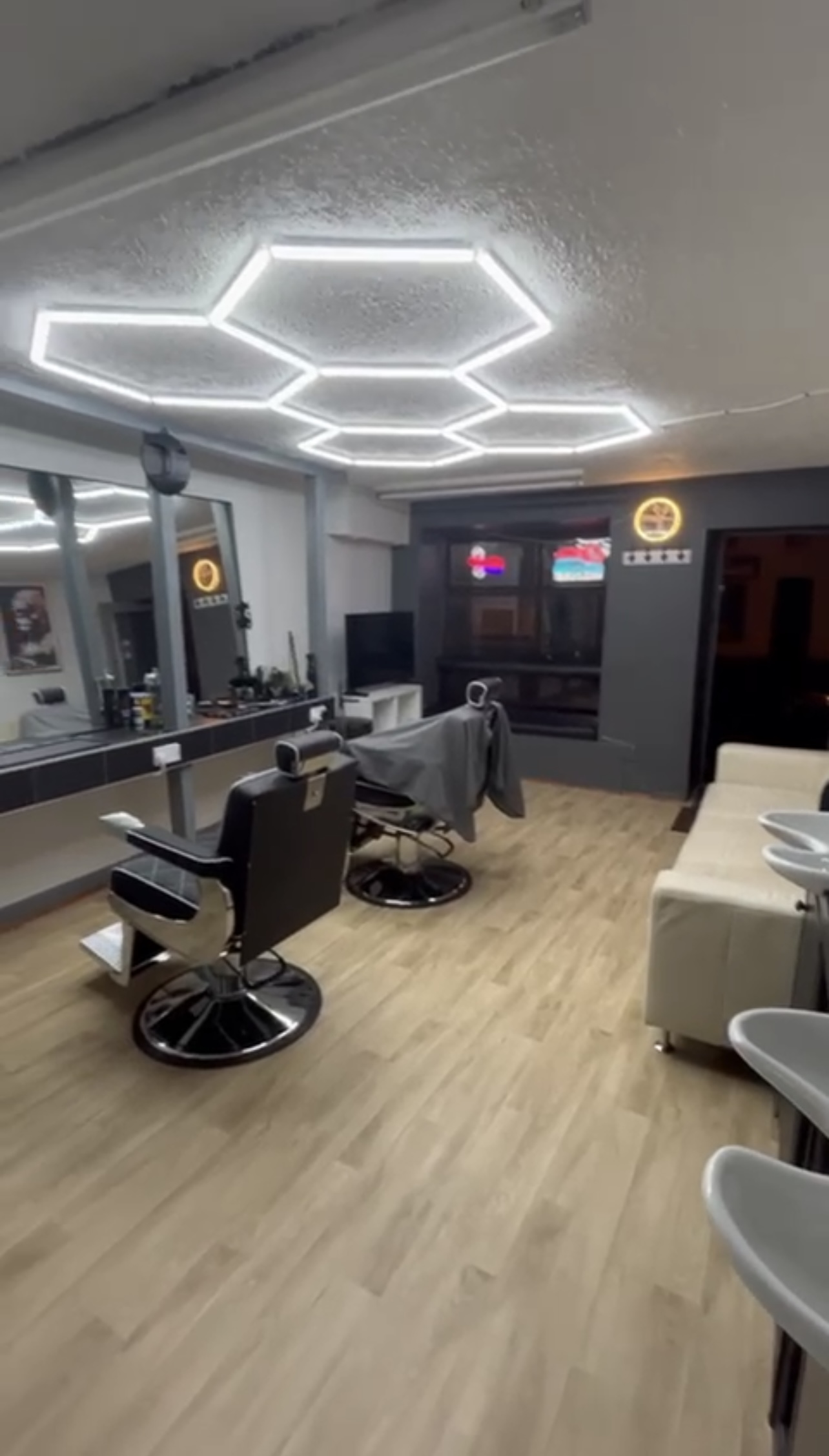 DL Barbers Moville